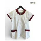 42-es méretű Dóra fehér köpeny cippzáras, bordó szegéllyel 