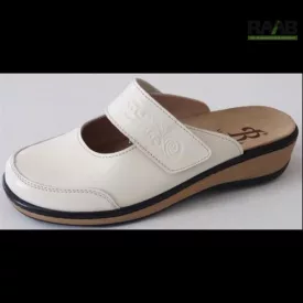   Fehér, zárt orrú papucs nyomott mintás tépőzárral, parafatalppal