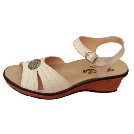 36-os méretű Bézs kényelmi szandál gomb dísszel