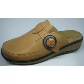 Mustárszínű zárt orrú csatos papucs