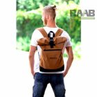 Rolltop, csavart tetejű hátizsák - karamell